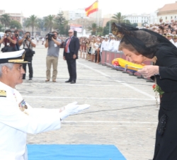 La Reina besa la Enseña Nacional antes de entregarla al comandante del Juan Carlos I